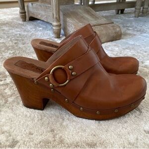 Korks Boho Tan Leather Studded Clogs